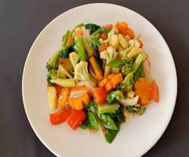 Plat de légumes variés  avec accompagnement
